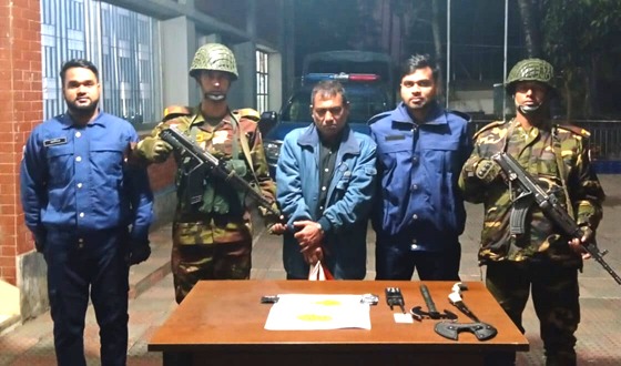 নিকলীতে মাদক ব্যবসায়ি অস্ত্রসহ গ্রেপ্তার