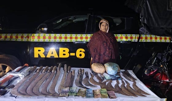 হরিণাকুণ্ডুতে মাদক ও দেশীয় অস্ত্রসহ গ্রেফতার ১