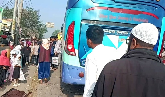 কুমিল্লায় বাসচাপায় শিশুসহ এক নারীর মৃত্যু