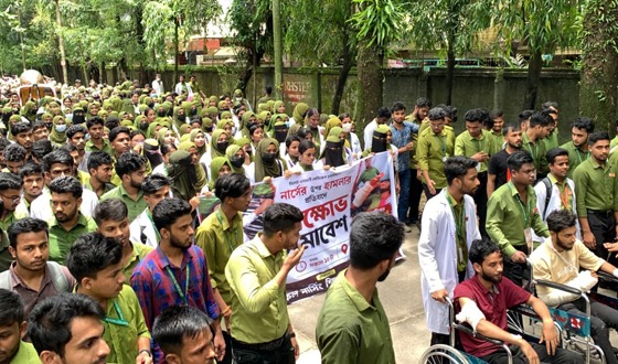 ওয়ার্ড বয়-ইন্টার্ন নার্সিং শিক্ষার্থীদের সংঘর্ষ, প্রতিবাদে বিক্ষোভ