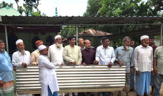 রাউজানে অসচ্ছল পরিবারের মাঝে ঢেউটিন ও চাল বিতরণ