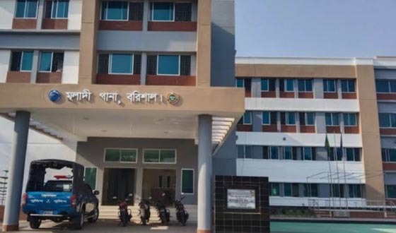 কার্যক্রম নিষিদ্ধ আ.লীগ কর্মীকে হ্যান্ডকাপসহ ছিনিয়ে নিয়েছে জনতা
