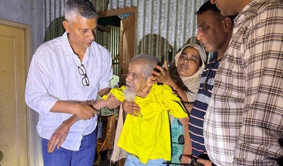 বৃদ্ধকে রাস্তায় ফেলে গেল স্বজনরা, উদ্ধার করে দায়িত্ব নিলেন প্রতিমন্ত্রী টুকু