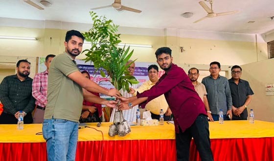 সেনবাগে কৃষকদের ধান বীজ, ফলজ ও ঔষধি গাছের চারা বিতরণ