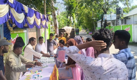এইচএসসি পরীক্ষার্থীদের মাঝে কলম-স্কেল-পানি বিতরণ