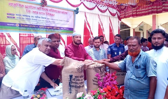 বিরলে দুর্যোগে ক্ষতিগ্রস্থ মানুষদের মাঝে চাল বিতরণ