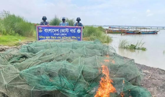 লৌহজংয়ে নৌপুলিশের ঝটিকা অভিযান, চায়না দুয়ারি জাল জব্দ