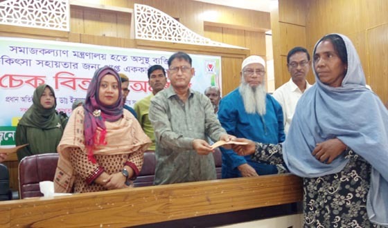 মান্দায় অসুস্থ রোগীদের মাঝে অনুদানে চেক বিতরণ