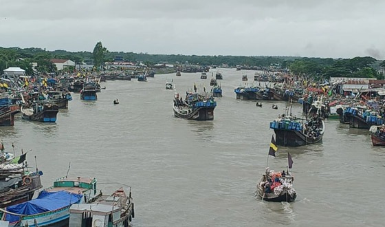 কলাপাড়ায় মাঝারি বৃষ্টিপাত মৃদু দমকা হাওয়া, সাগর প্রচন্ড উত্তাল
