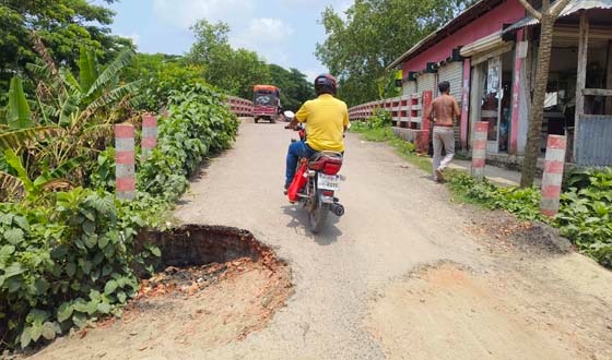 গুলিশাখালী সেতুর সংযোগ সড়কে গর্ত, দুর্ভোগে সহাস্রাধিক মানুষ