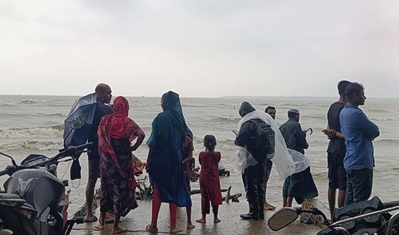 শুভসন্ধ্যা সমুদ্র সৈকতে গোসলে নেমে ঢেউয়ের সাথে পর্যটক নিখোঁজ