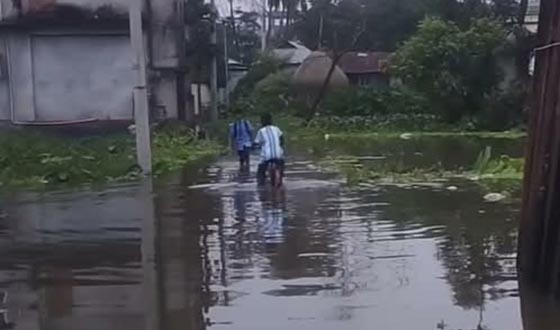 গফরগাঁওয়ে টানা বৃষ্টিতে জলাবদ্ধতা, ভোগান্তিতে পৌরবাসী