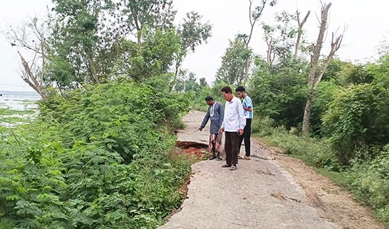 তানোরে নিবনদীর বন্যা নিয়ন্ত্রণ বাঁধ হুমকির মুখে