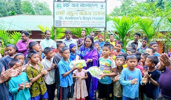 শেরপুরে ক্ষুদ্র নৃ-গোষ্ঠী শিক্ষার্থীদের মাঝে শিক্ষা উপকরণ বিতরণ