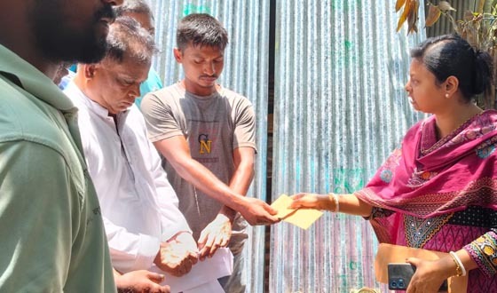 লালমনিরহাটে অগ্নিকাণ্ডে ক্ষতিগ্রস্ত পরিবারকে ত্রাণমন্ত্রীর সহায়তা