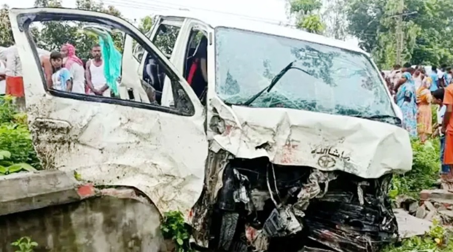 নববধূকে নিয়ে ফেরার পথে মাইক্রোবাস খাদে পরে নিহত ২
