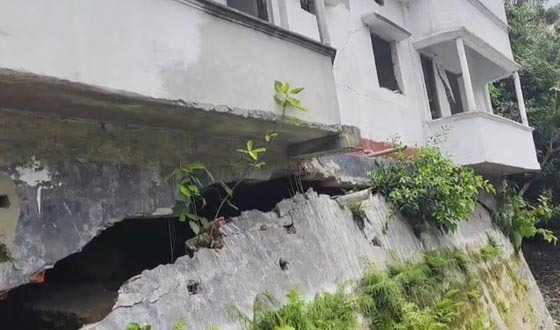 কচুয়ায় ধসে পড়ল প্রবাসীর নির্মাণাধীন স্বপ্নের ভবন