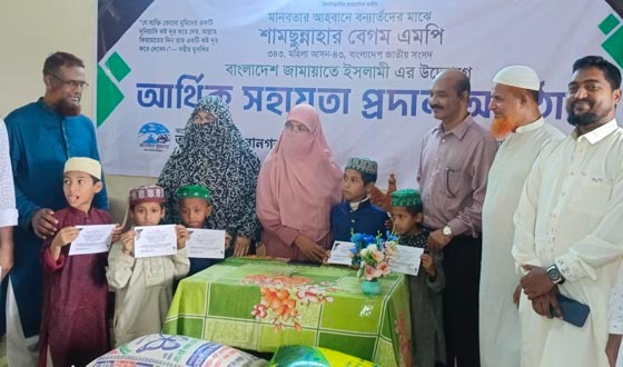 সাতকানিয়ায় মাদরাসার শিক্ষার্থীসহ বন্যার্তদের আর্থিক সহায়তা প্রদান