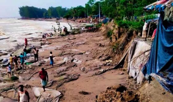 জোয়ারের উত্তাল ঢেউয়ে বিলীন হচ্ছে কুতুবদিয়া দ্বীপ