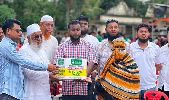 সাতকানিয়ায় দোস্ত এইডের ৫০ লাখ টাকার খাদ্য ও কসমেটিক্স পণ্য বিতরণ