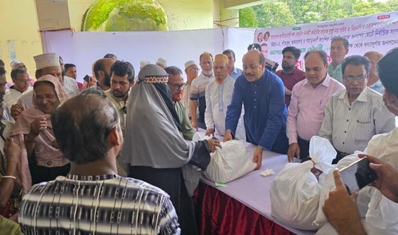 প্রধানমন্ত্রীর নির্দেশনায় সীতাকুণ্ড বন্যা দুর্গতদের ত্রাণসামগ্রী বিতরণ