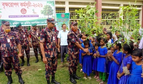 কুষ্টিয়ায় বিজিবির উদ্যোগে শিক্ষার্থীদের মধ্যে গাছের চারা বিতরণ