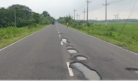 সংস্কারের ১৫ দিনের মাথায় খানাখন্দে ভরপুর, অনিয়মের অভিযোগ