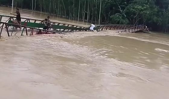 শেরপুরে পানির তোড়ে ব্রিজ ভেঙে নদীতে, রক্ষা পেলো মানুষ