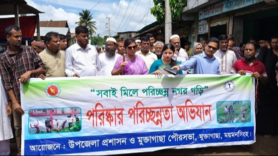 মুক্তাগাছায় পরিচ্ছন্নতা অভিযান, ডাস্টবিন বিতরণ