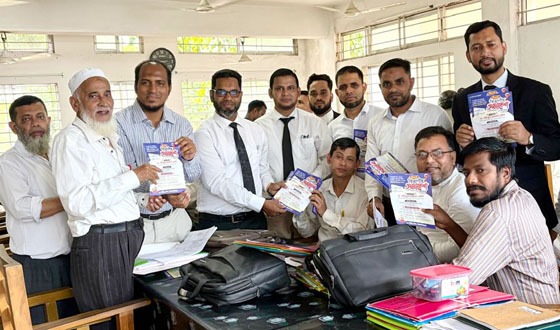 সিলেট আদালত প্রাঙ্গণে আইনজীবীদের লিফলেট বিতরণ
