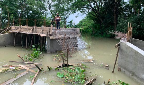 ঢালাইয়ের পরই ধ্বসে পরলো ব্রীজের পাটাতন