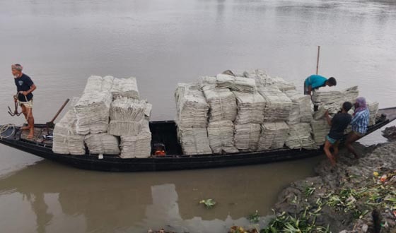 বুধহাটায় বাঁধ রক্ষায় জিও ব্যাগ আসলেও নওয়াপাড়া বাঁধ অরক্ষিত