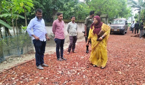 কালীগঞ্জ রাস্তা নির্মাণে রাস্তায় অনিয়ম, ইট অপসারনের নির্দেশ