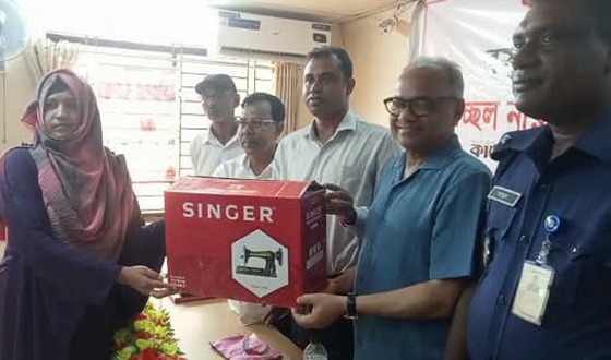 গাইবান্ধায় বসুন্ধরা শুভ সংঘের সেলাই মেশিন বিতরণ