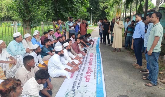 তিস্তার ভাঙ্গন রোধে পানি উন্নয়ন বোর্ড অফিসে অবস্থান কর্মসূচি