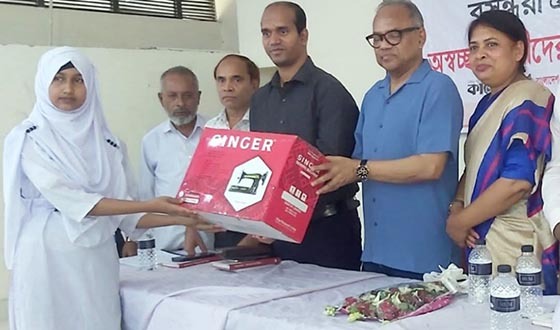 পলাশবাড়ীতে বসুন্ধরা শুভ সংঘের সেলাই মেশিন ও গাছের চারা বিতরণ