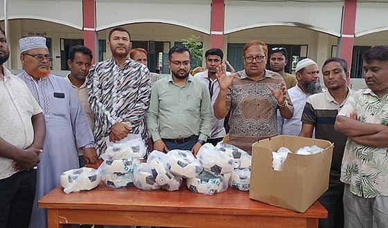 খানসামায় ফুটবল বিতরণ, শিক্ষার্থীদের গণিত ক্লাস নিলেন ইউএনও