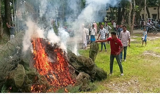 রাজারহাটে অভিযানে জাল জব্দ, আগুনে ধ্বংস