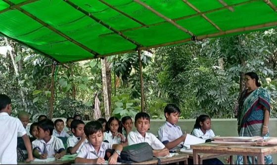 প্রাথমিক বিদ্যালয়ে শ্রেণিকক্ষ সংকটে তাবু টানিয়ে পাঠদান