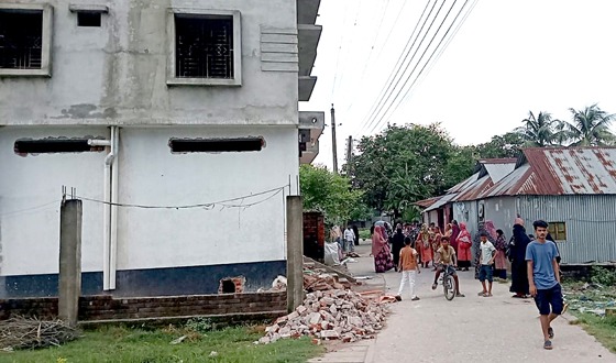 রড নামাতে গিয়ে বিদ্যুৎস্পৃষ্টে দুই নির্মাণশ্রমিক নিহত