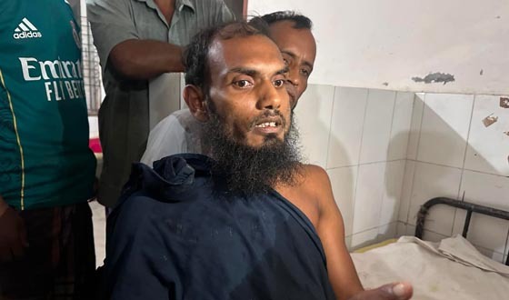 বাউফলে গৃহবধূর সঙ্গে পরকীয়ার অভিযোগে জামায়াত নেতাকে মারধর