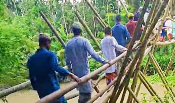 কাউখালীর জোলাগাতি খালে ঝুঁকিপূর্ণ বাঁশের সাঁকো, দুর্ভোগ মানুষের