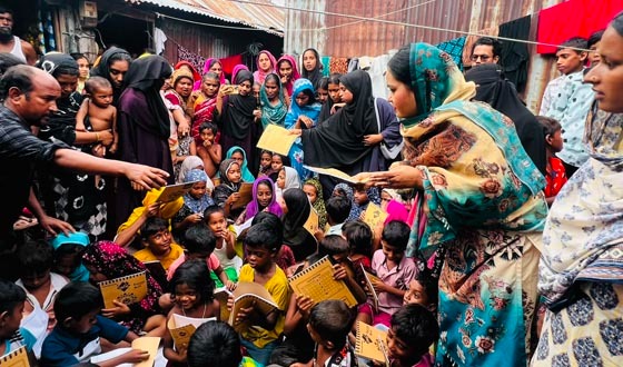চাঁদপুরে শিক্ষার্থীদের মাঝে শিক্ষা সামগ্রী বিতরণ