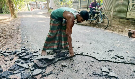 হাতের স্পর্শেই উঠে যাচ্ছে রাস্তার কার্পেটিং