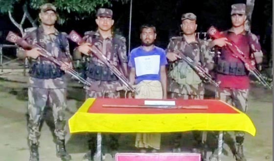 ঝিনাইগাতী সীমান্তে বন্দুকসহ যুবক আটক