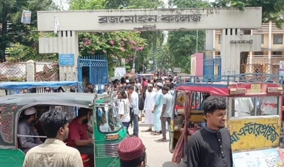 ভাড়া নৈরাজ্যের প্রতিবাদে শিক্ষার্থীদের সড়ক অবরোধ