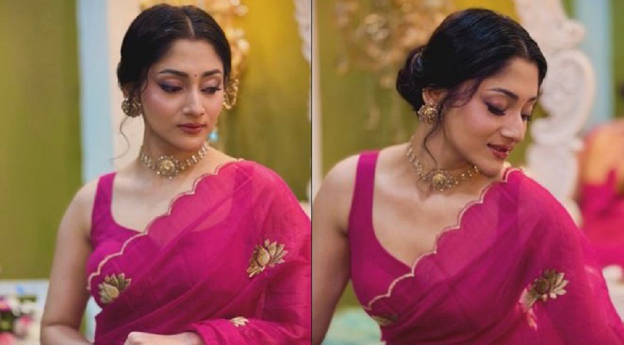 গোলাপি শাড়িতে নজর কাড়লেন পূজা চেরি