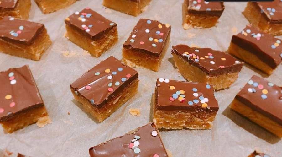 মুখে লেগে থাকার মতো ডাবল লেয়ার চকলেট বরফি