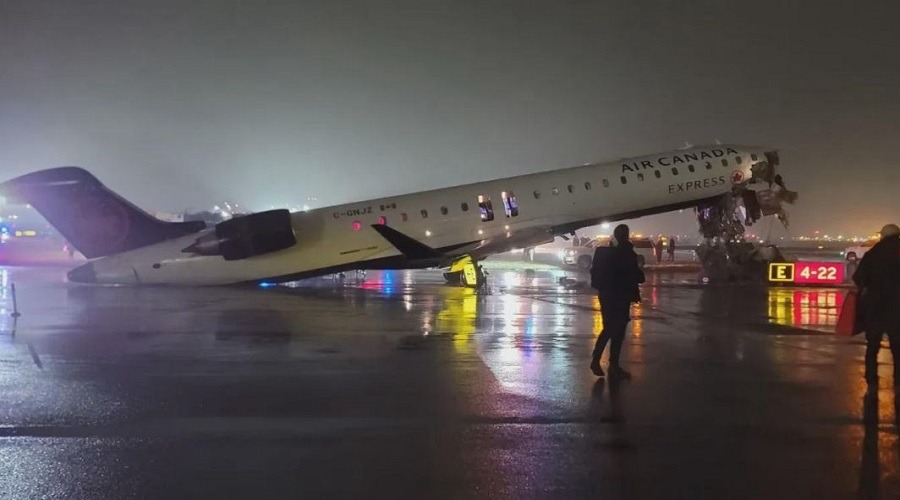 নিউইয়র্কে রানওয়েতে প্লেন ও গাড়ির সংঘর্ষ, আহত ৪