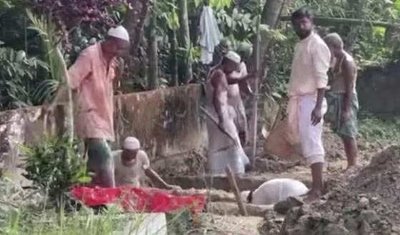 কুমিল্লায় সড়ক দুর্ঘটনায় নিহত একই পরিবারের ৪ জনকে পাশাপাশি দাফন